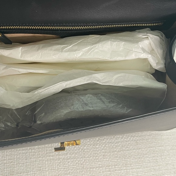 ❤️Excellent cond, authentic Gucci Sylvie satchel. - Picture 4 of 6